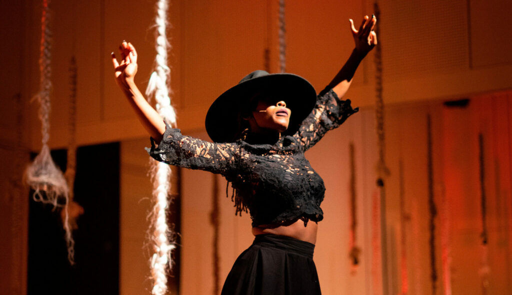 The performance “Signal Her Return III” at the dance theater Bora Bora.
