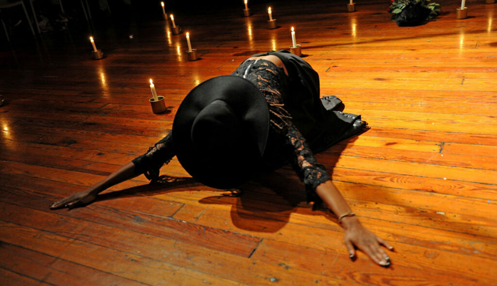 The performance “Signal Her Return III” at the dance theater Bora Bora.