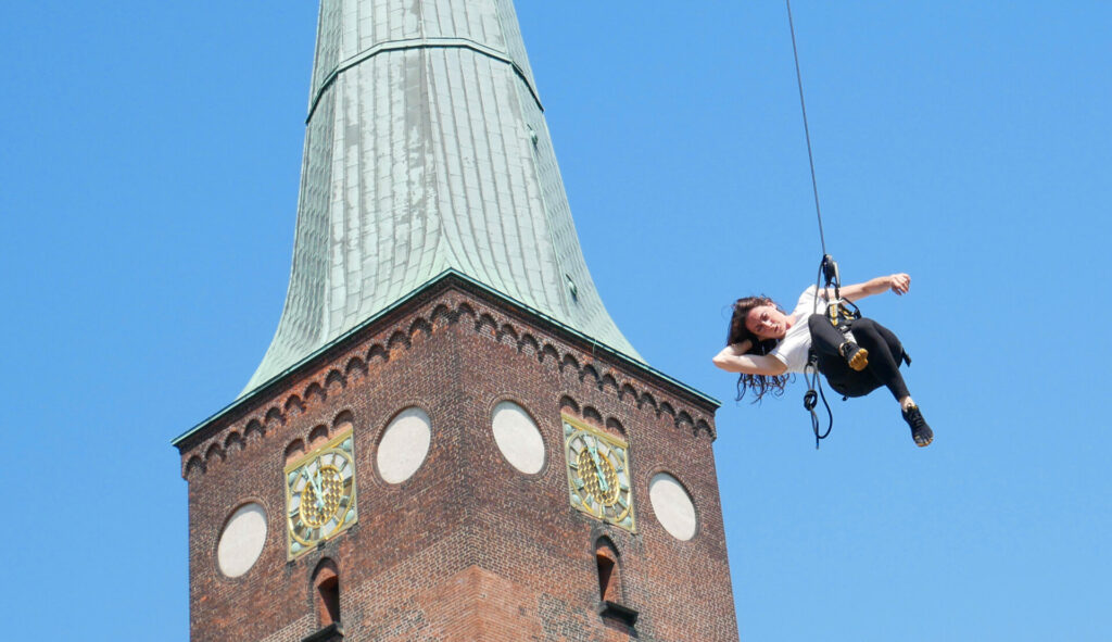 The performancegroupe Delrevés' performance on the surface of Aarhus' Domkirke
