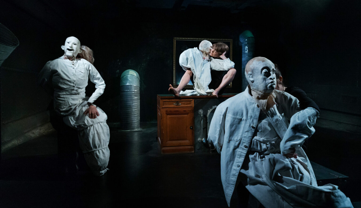 The performance “Blod, Svigt og Tårer” at the dance theater Bora Bora